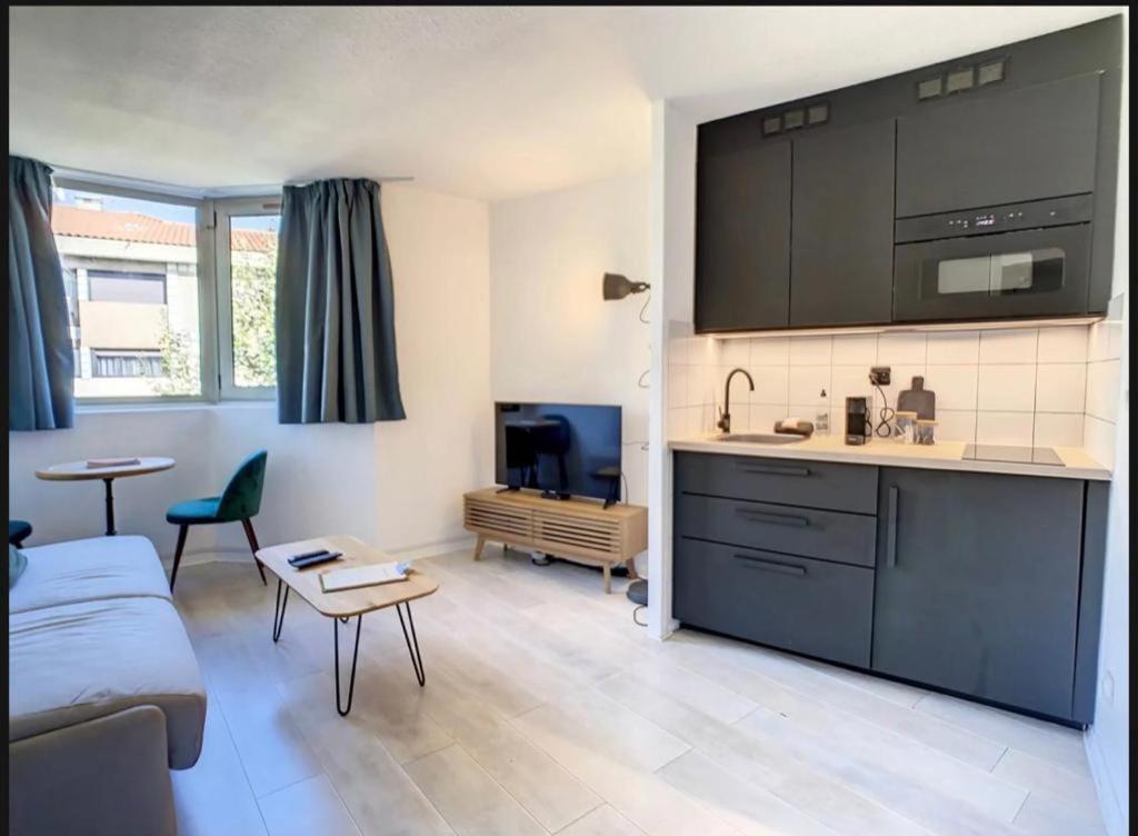 Studio Contemporain Avec Piscine Proche De La Mer Cannes Luaran gambar